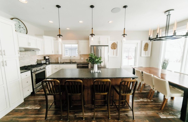 5 BR Lake House on Shores of Beautiful Gull Lake - Families or Couples Getaway