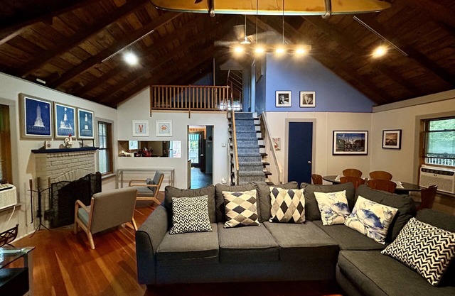 5 houses from the beach, and 5 minutes from town - Ocean Beach 3-BR hideaway