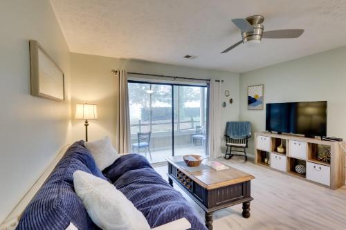 5 Mi to Cherry Grove Beach Dog-Friendly Condo!