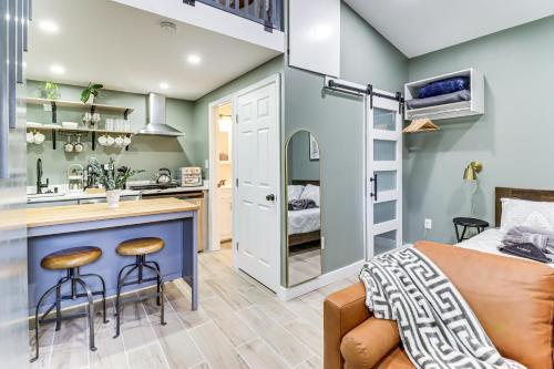 5 Mi to National Harbor Stylish Apt with Patio!