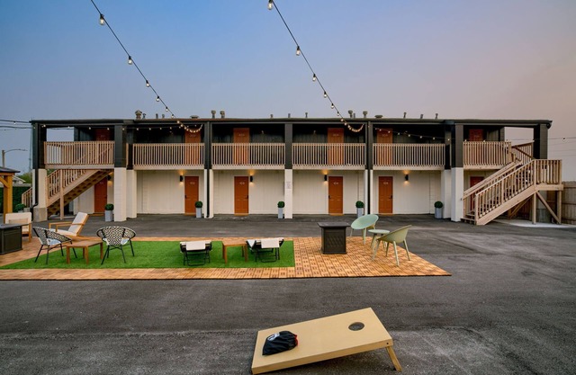 5 min. to Lincoln's top attractions. King-size bed, kitchenette & outdoor space