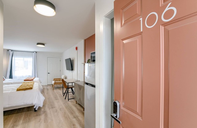 5 min. to Lincoln's top attractions. 2 Queens, WiFi, pickleball, & outdoor space