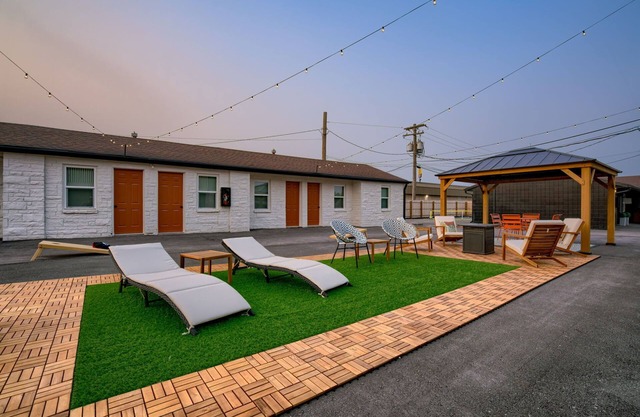 5 min. to Lincoln's top attractions. 2 Queens, WiFi, pickleball, & outdoor space