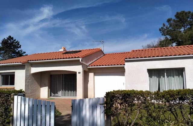 5-minute walk from the beach, quiet villa with garden. Home sweet home!
