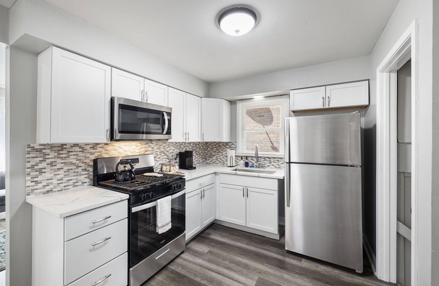 5 minutes from Midway Int'l Airport Single Family Home.