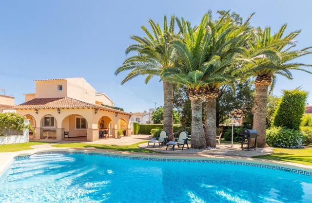5 minutes from the beach! Ideal house for families, with private pool.