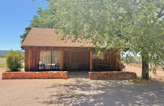 5 minutes from the world-famous Gunsite Firearms Academy!