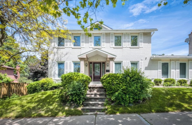 5 minutes to Fairview Mall/401/DVP! Cozy Family Sized House!