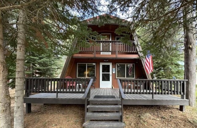 5 minutes to Henry's Lake & 20 minutes to Yellowstone!