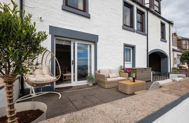 5 South Street - Beach Front Apartment