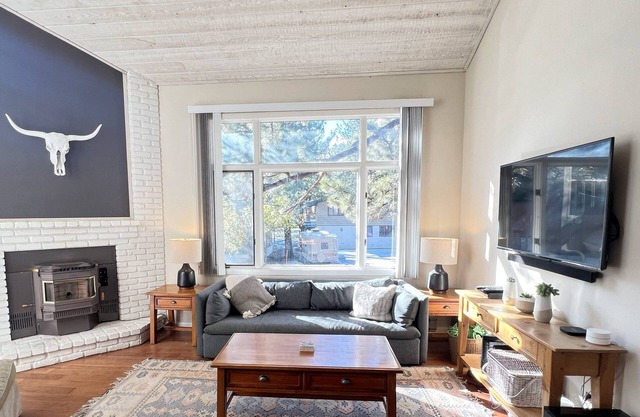 [5 Star] Bright, Spacious & Conveniently Located