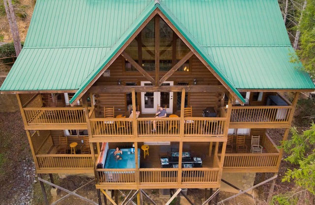 5 STAR Cabin minutes to downtown Gatlinburg, Hot tub, Game room, Mountain Views!