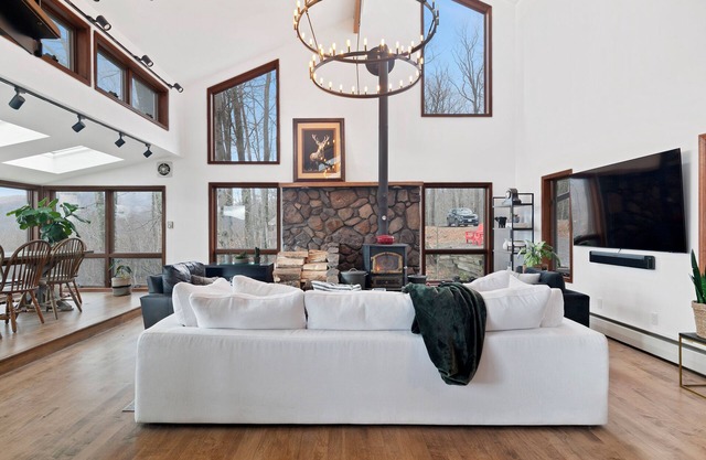 5 Star Gorgeous Cliffside Chalet w Panoramic Views