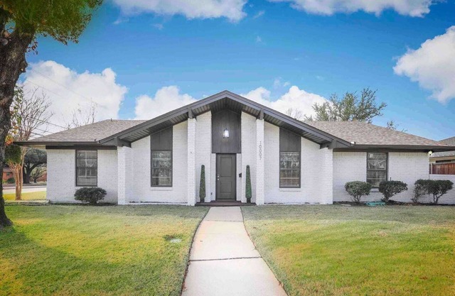 ★ 5 STAR Home - Guest Favorite! Chic Mid-Century Modern retreat just minutes from Dallas’ top attractions. Spacious 2,500 sq. ft. layout with 4 private bedrooms, 2 living rooms, and 2 dining areas.