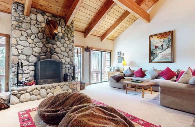 5-Star Luxury Home. Across from The Village. Gas Grill, Game Room, Wash/Dryer