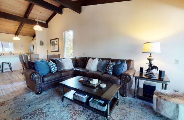 5-Star Modern & Remodeled Home. Washer/Dryer & Gas Grill, Near The Village