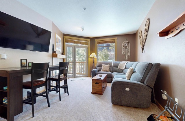5-Star Mtn Modern Unit, Balcony, Near Walking & Biking Trails. Pool On-site