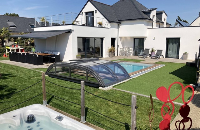 5 star villa 100 m beach, 18 people, swimming pool, spa, cinema room