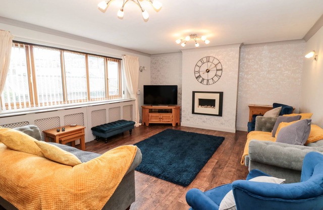 5 WESTWOOD ROAD, pet friendly, with a garden in Scarborough