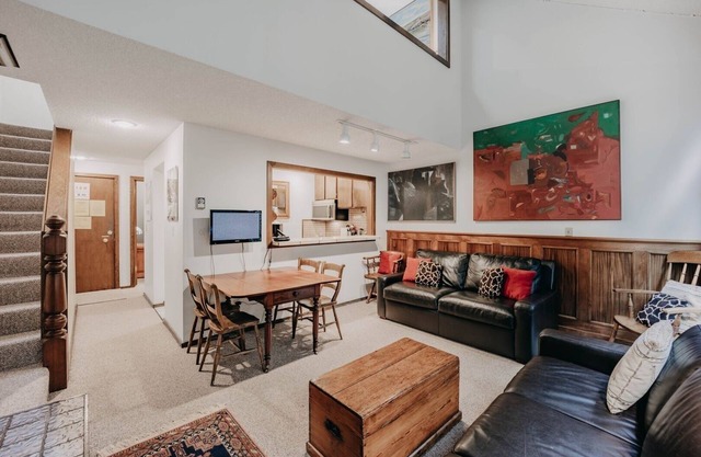 57SW - Fireplace - WiFi - Sleeps 6 by RedAwning
