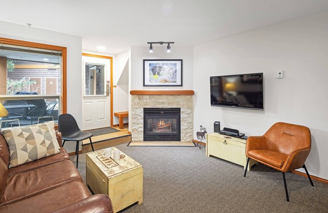 59 Glaciers Reach this 2br home has a hot tub & pool in Whistler Village