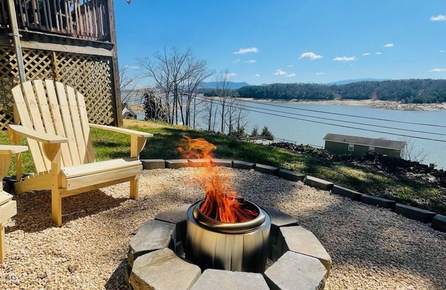 5bd~4ba Near Smoky Mountains Attractions~Majestic Views, Hot Tub, FirePit SMORES