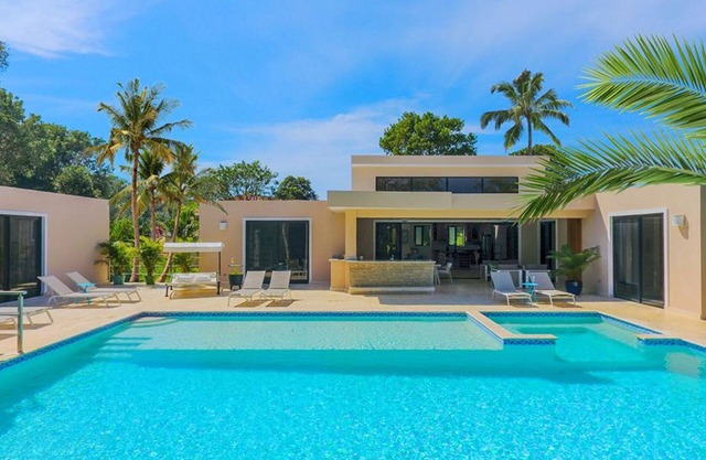 5BD guest-friendly villa with private pool, shuttle bus, BBQ/internet/cable TV