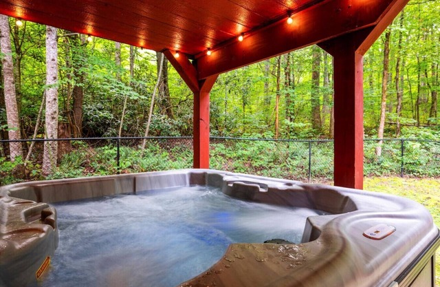5BR Cabin w/Privacy! Hot Tub + Firepit/Yard*Arcade