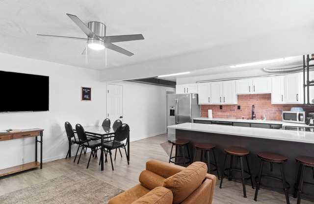 5BR Zion Retreat: 2Kitchens, FirePit, Mural & More