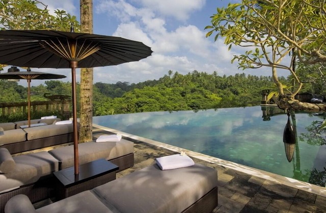 6.5BR Villa w/Waterfall & Feature Garden Near Ubud! 10min Drive to Bali Safari