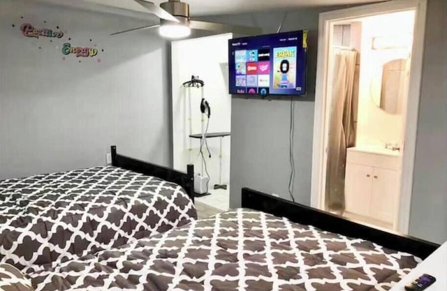 6. 6.8Mi To E.D.C 10.9Mi To strip 7Mi To Fremont