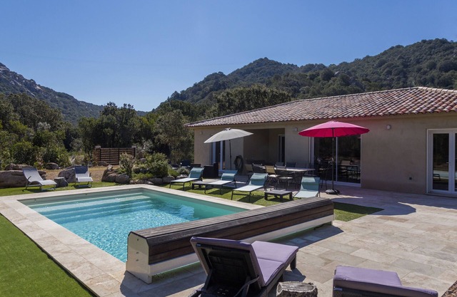 6-8 person villa with heated pool in a quiet location