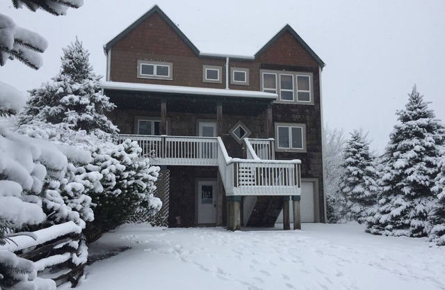 6 Bdrm 5 Bath Sleeps 14 Ski in and Ski out Slopeside!