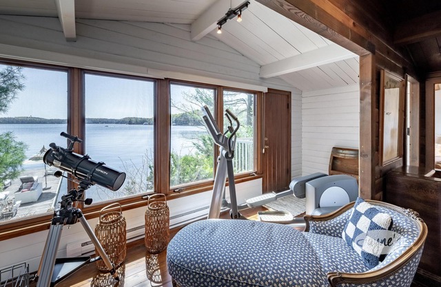 6 bed, 3 bath cottage on South Lake Joe, Privacy and sunrises!