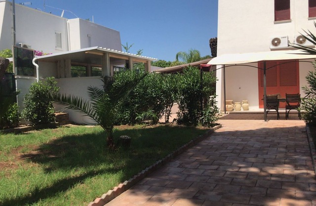6 bed cottage with barbecue garden and parking space 100 meters from the sea