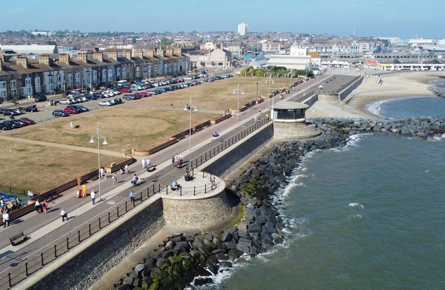 6 bedroom accommodation in Lowestoft