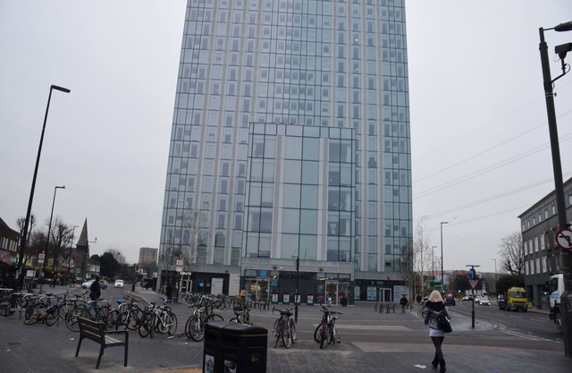 6 Bedrooms, 3 Bathrooms, 2 kitchens, 2 living/dining rooms,garden, sleeps 14