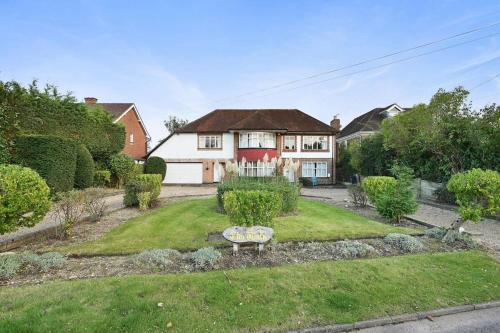 6-Beds, Private Road, Beautiful Garden