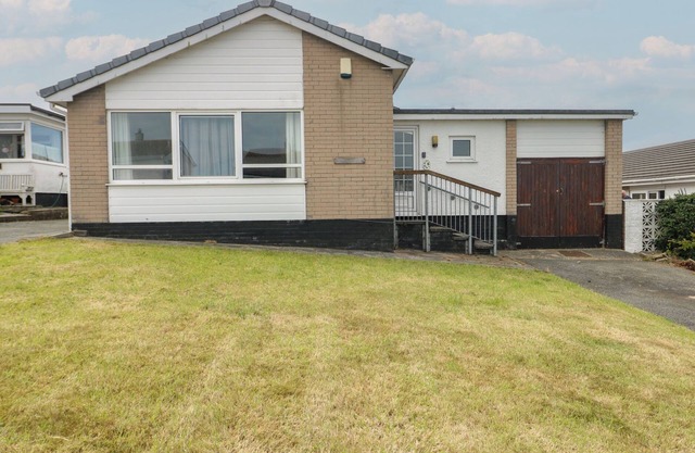 6 GWELFOR ESTATE, pet friendly, country holiday cottage in Cemaes Bay