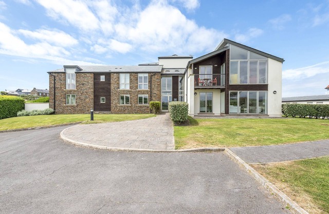 6 OCEAN'S EDGE, family friendly, with pool in Thurlestone