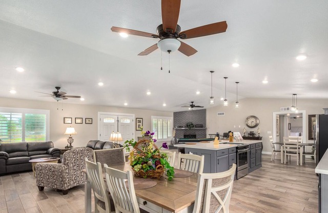 6 Persons - Private remodeled spacious home on an acre. RV parking, Pets ok. .