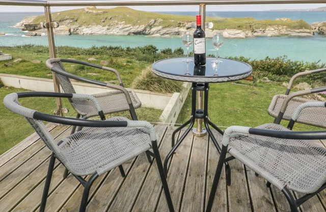 6 THE WATERMARK, pet friendly, country holiday cottage in Porth