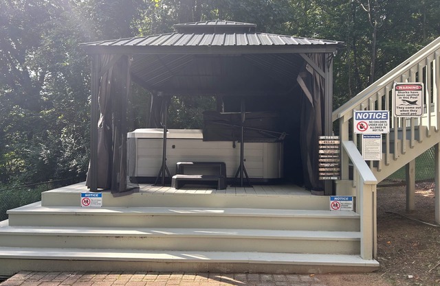 60% Discount ! Waterfront 2 Bedrm Suite w/3 HD Smart TVs 86" w/2 Xboxes