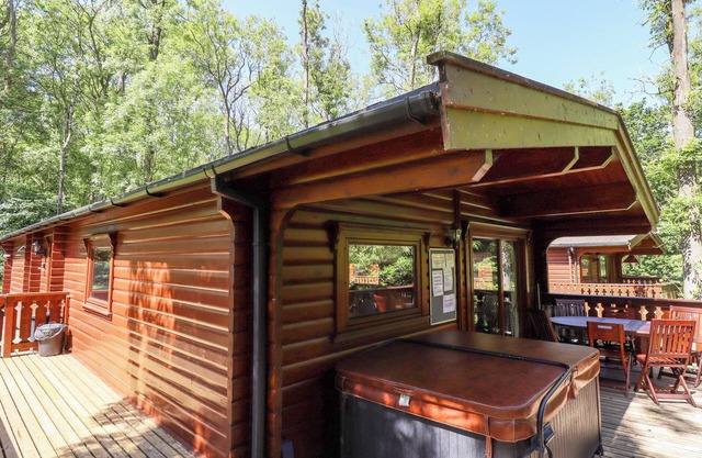 64 ACORN LODGE KENWICK PARK, pet friendly, with hot tub in Louth