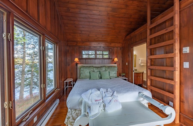 6bdrm, 5 bath island cottage with boathouse & bunkie accommodations! Sunsets!