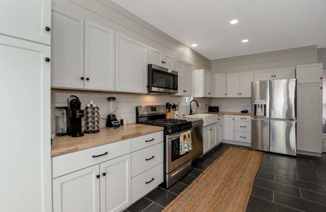 6BR House|Near Cleveland Clinic| Sleeps up to 14!