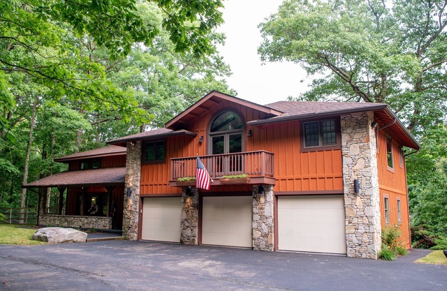 6BR/Sleeps 18, 5 Mins to 7Springs, Hot Tub, Pond, Fire Pit