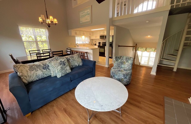 6F Cumberland - split level, 2 bedroom villa, full access!