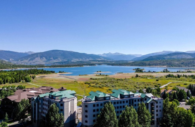 6th Floor Condo with Amazing Lake and Mountain Views!