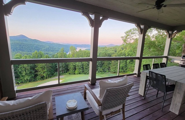 7 Bedroom Home with Mountain, Golf & Lake Burton Views! Hot Tub. Gated Community